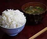 お味噌汁と山盛りごはん