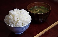 お味噌汁と山盛りごはん