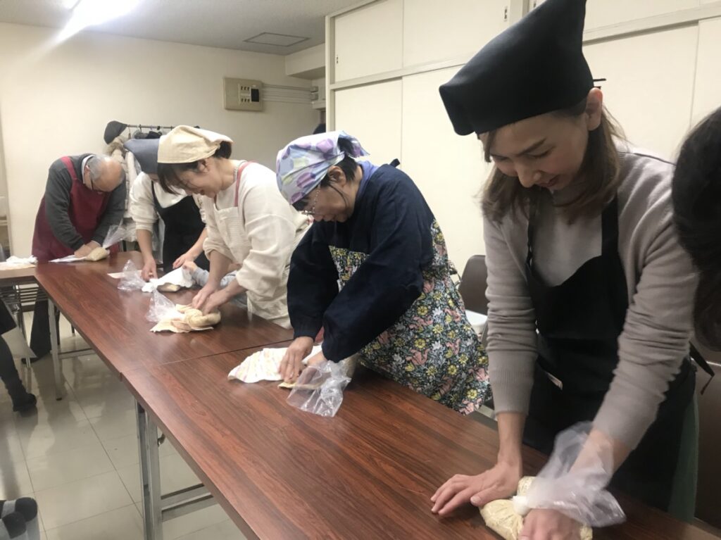 大豆を潰してお味噌作り