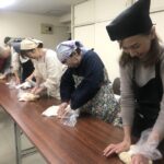 大豆を潰してお味噌作り