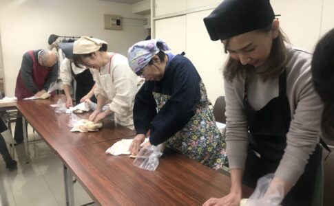 大豆を潰してお味噌作り